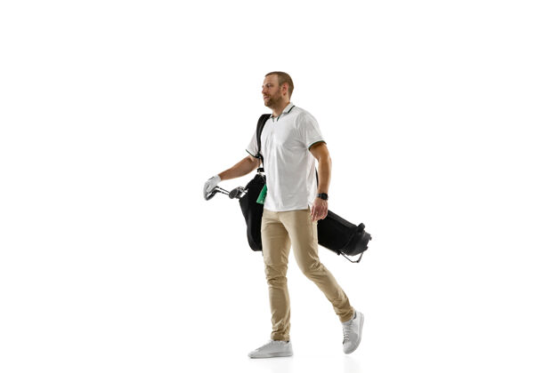 场地身穿白色球衣的高尔夫球员在白色墙壁上独立挥杆 有文字空间专业球员用明亮的情绪和面部表情练习运动理念动作高尔夫球员