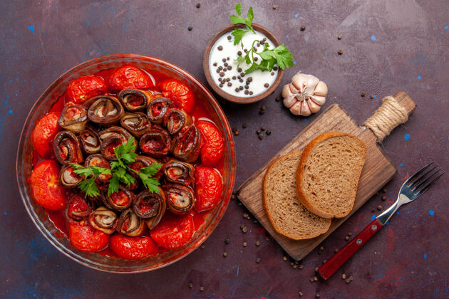 膳食俯瞰烹饪蔬菜餐美味的西红柿和茄子面包面包面包和调味品在黑暗的桌子上桌子美味烹饪