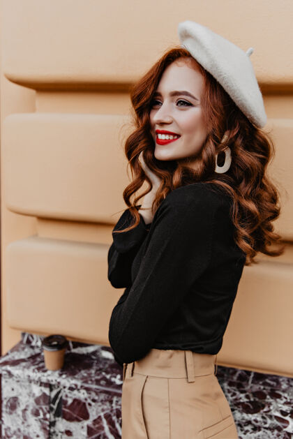 女人灵感来自法国长发女子 戴着优雅的贝雷帽无忧无虑的姜女户外写真年轻时尚放松