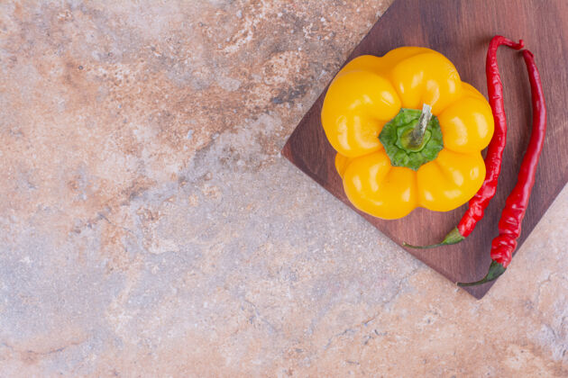 清淡黄甜椒和红辣椒放在木板上甜味品质生物