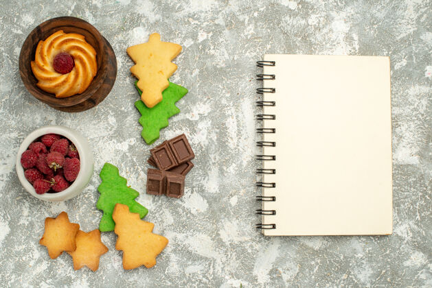 圣诞饼干树顶视图圣诞树饼干碗与树莓笔记本巧克力在灰色的桌子上信息饼干碗