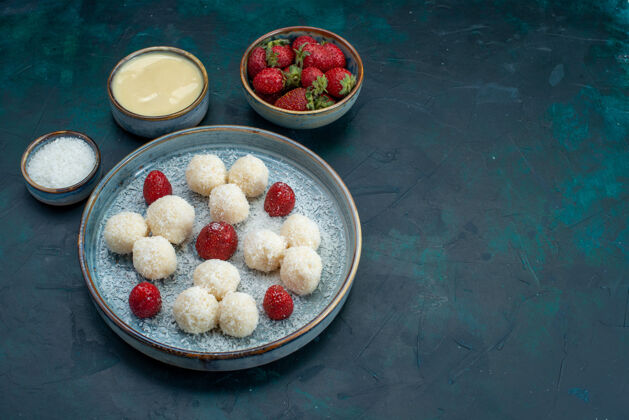 食物美味的草莓椰子糖正面图草莓覆盆子甜食