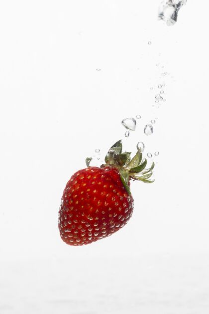 水前视图草莓在水与复制空间美食美味饮食
