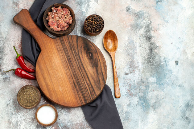 香料顶视图砧板黑色桌布碗肉不同香料木勺裸体表面复制空间餐具碗肉
