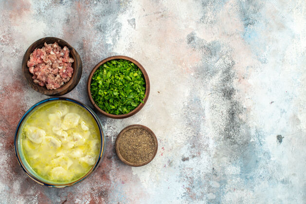 菜俯视图杜什巴拉在一个碗碗与肉 蔬菜 胡椒粉裸体表面自由空间传统阿塞拜疆菜传统绿色胡椒粉