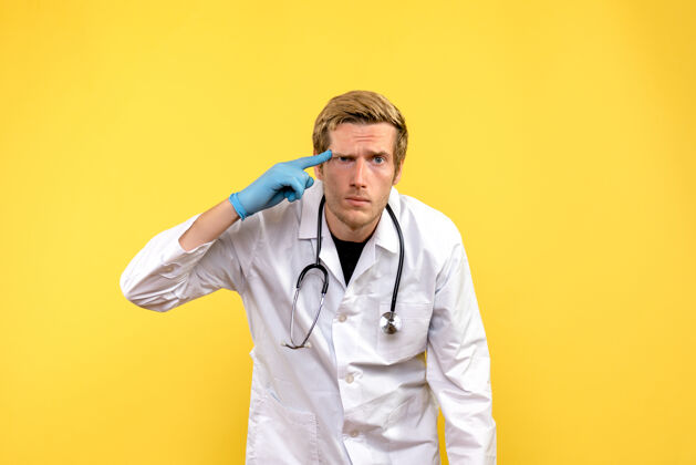 人正面图黄色背景上的男医生健康医人病毒实验室男性医生正面