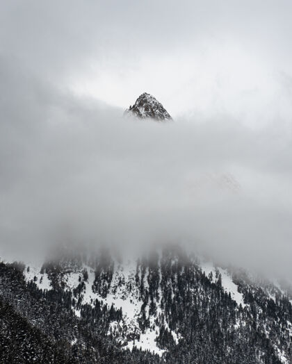 季节云层后面的雪山乡村寒冷野生