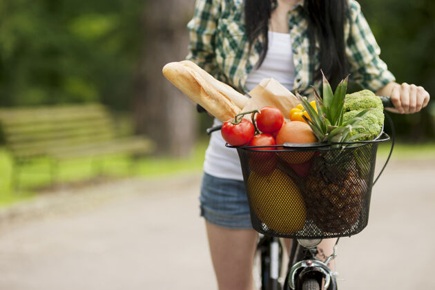 长条面包装满水果和蔬菜的篮子长凳篮子填充物