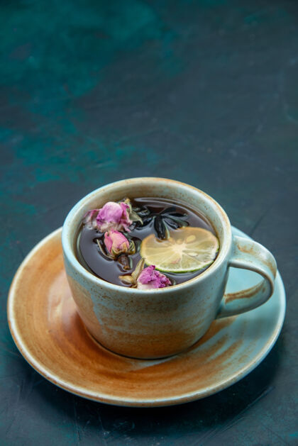 早晨一杯柠檬花茶的正面图柠檬茶水