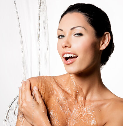 皮肤美丽的裸体女人 湿漉漉的身体和飞溅的水健康潮湿滴