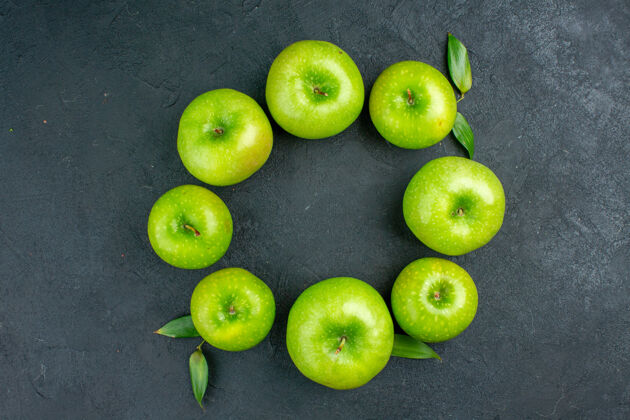 圆形顶视图圆排绿色苹果在黑暗的桌子上健康苹果钥匙