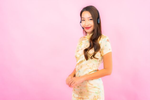 年轻人粉红色墙上的美丽亚洲年轻女性客户呼叫中心护理肖像客户咨询女孩