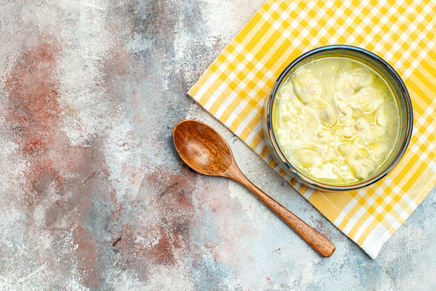 午餐俯瞰杜什巴拉饺子汤碗上黄白格子厨房毛巾木勺上裸体表面的自由空间晚餐木勺碗