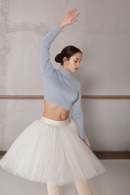 女芭蕾舞演员穿着芭蕾舞裙练习芭蕾的前视图芭蕾舞演员芭蕾专业