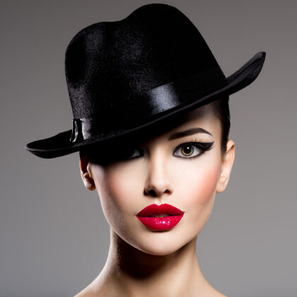 高对比度一个戴着黑帽子红唇的女人的画像肖像女性迷人