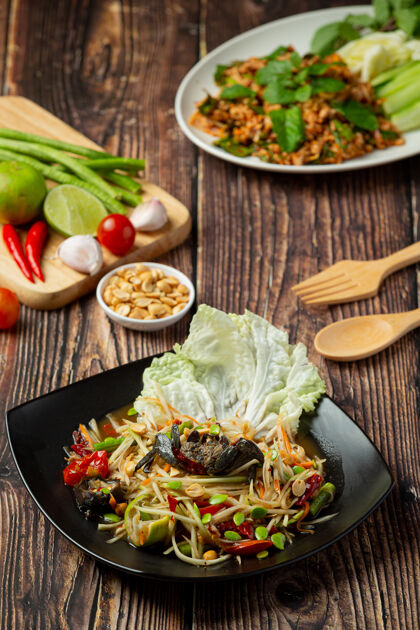 新鲜泰国菜；索姆图姆或木瓜沙拉必需营养泰国