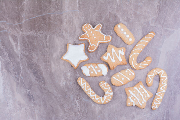 厨房棒 星星和椭圆形姜饼饼干上的大理石面包房喜悦饼干