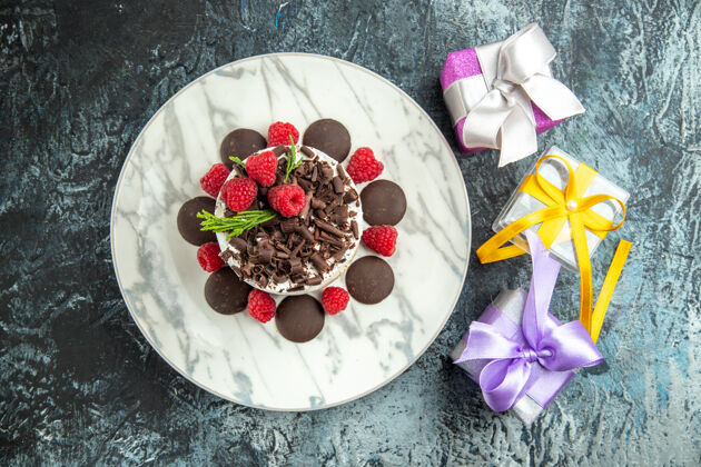 美食顶视图巧克力芝士蛋糕椭圆形盘子圣诞礼物灰色表面景观餐厅容器
