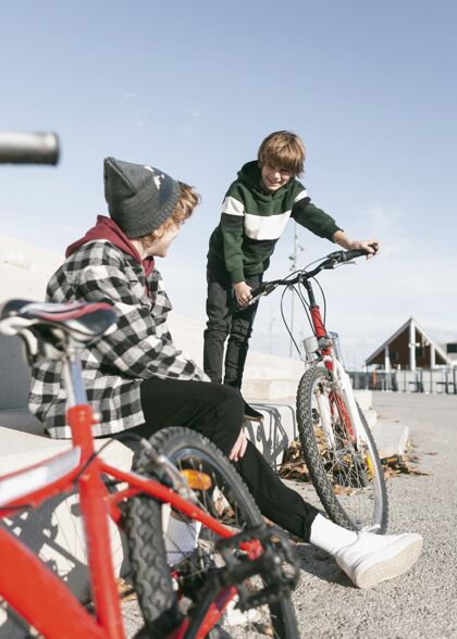 垂直公园里的男孩们玩自行车玩得很开心自行车孩子青年