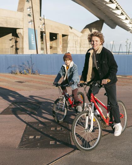 户外孩子们一起在户外骑自行车娱乐活动爱好
