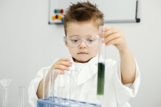 科学在实验室做实验的年轻科学家实验室水平学习
