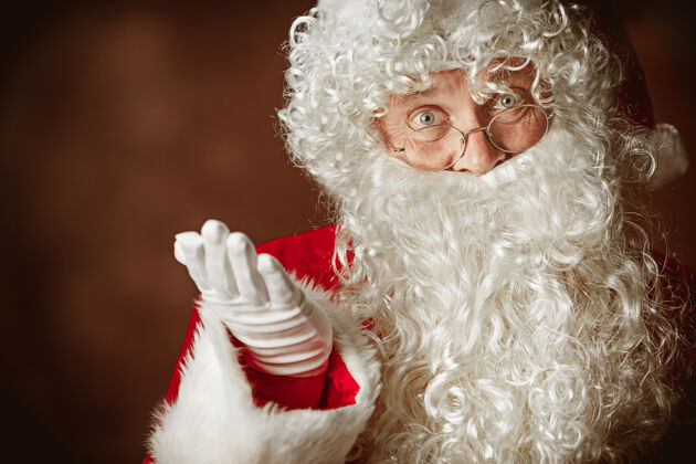 节日穿着圣诞老人服装的人的肖像传统手圣诞老人