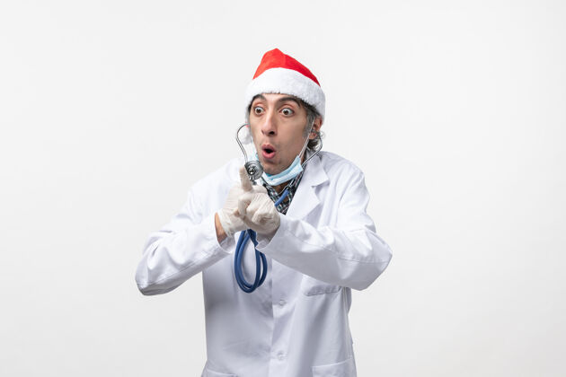 病毒有听诊器的男医生职业男医生圣诞节