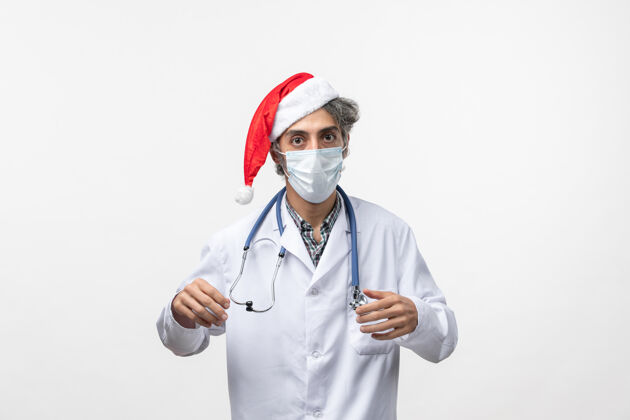 听诊器正面图男医生带着无菌口罩上白墙病毒大流行新年医院药品男人