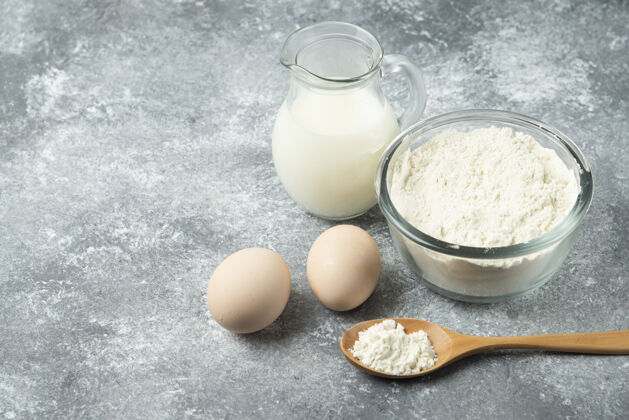 厨房一碗面粉 鸡蛋和牛奶放在大理石上生的奶制品鸡蛋