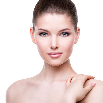 皮肤美丽健康的年轻白皙女人的脸 皮肤清新-隔离在白色年轻姿势干净