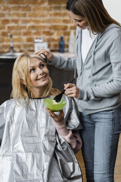 房子美丽的女人在家里被理发师染发理发发型发型