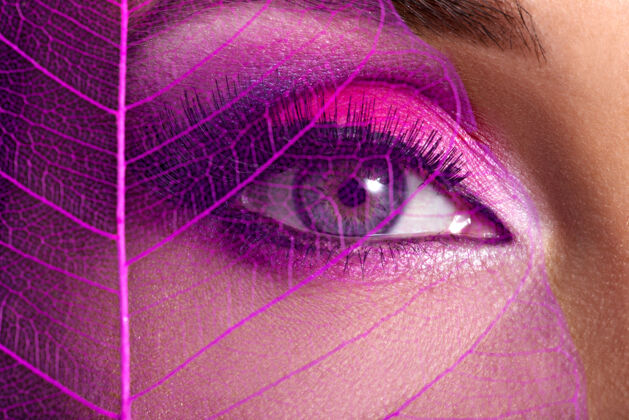 时尚用漂亮时尚的亮粉色妆容特写女性眼睛制作化妆明亮