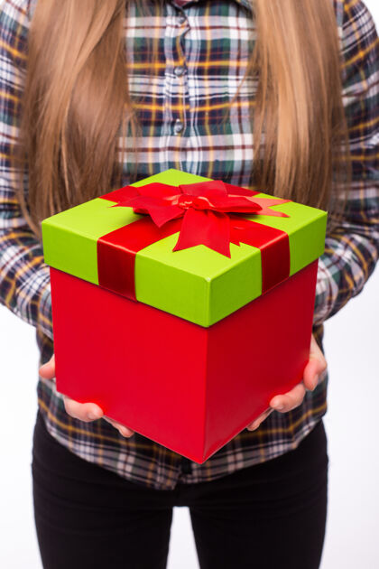 礼物快乐美丽的年轻女子拿着礼品盒在白墙上时尚礼物女士