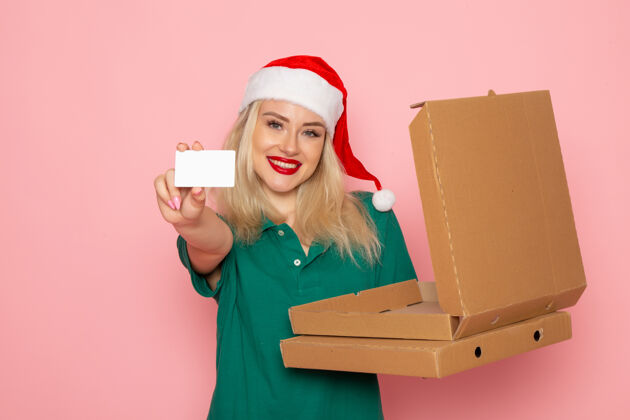 秘书正面图年轻女性手持银行卡和披萨盒在粉色墙壁上彩色节日新年摄影工作服披萨工作颜色