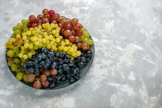 生的正面图新鲜葡萄多汁醇厚的水果盘内呈白色表面葡萄甜的前面