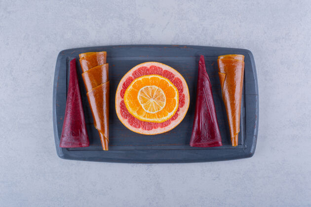 健康一盘深色的美味干果浆和葡萄柚放在石桌上葡萄柚新鲜食品