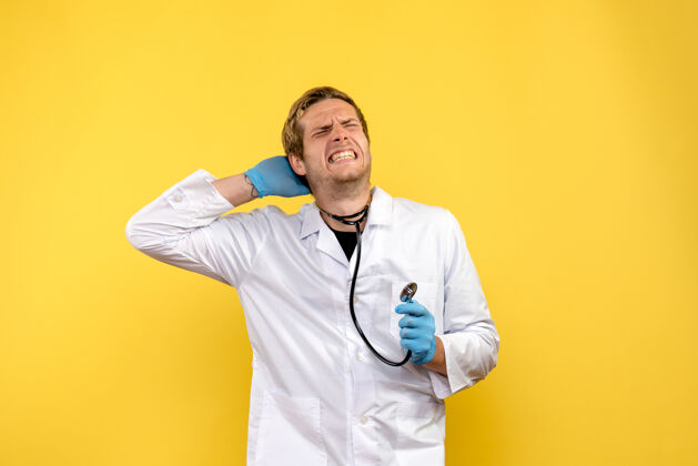 实验室外套正面图男性医生手持听诊器 背景为黄色健康人病毒医生球员专业人类