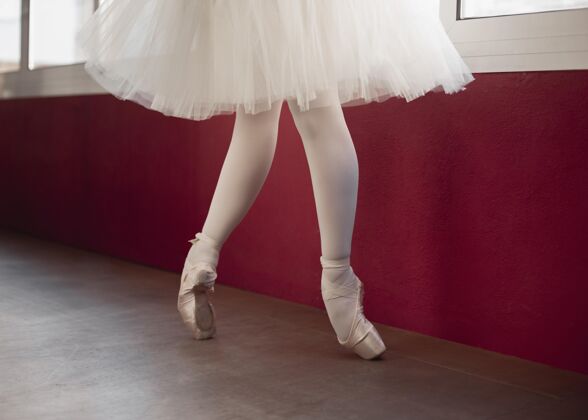 艺术家侧视图芭蕾舞演员在图图裙练习旁边的窗口尖头鞋裙子表演