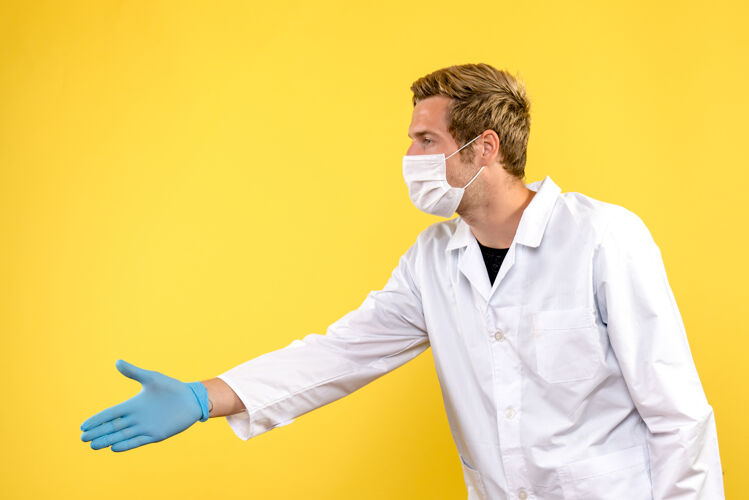 外套正面图男性医生握手黄色背景健康冠状病毒大流行男性外观病毒
