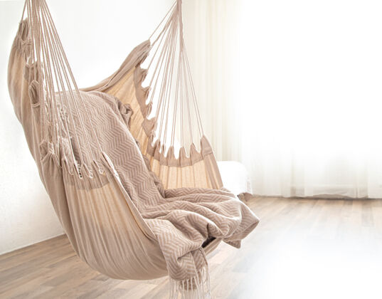 休息房间里挂着一张吊床椅 是在家里放松的好地方室内时尚房间