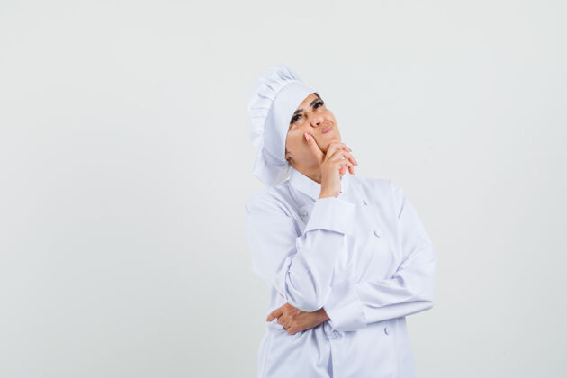 帽子身着白色制服的女厨师抬起头 神情犹豫不决亚洲优柔寡断烹饪