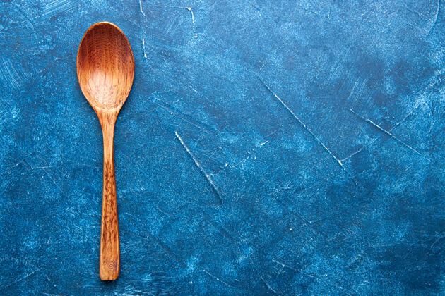 钢顶视图蓝色桌子上的木勺免费的地方厨房金属地方