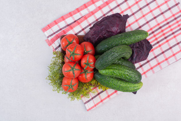 绿色在桌布上放黄瓜 蔬菜和西红柿罗勒多汁食用