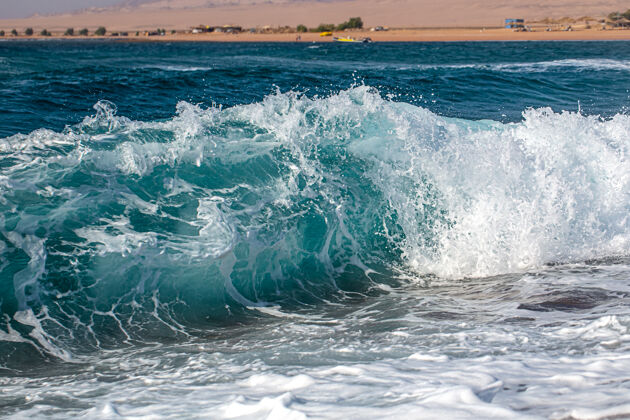 浪花美丽汹涌的大海和海浪飞溅泡沫大风