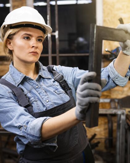 女人女焊工戴安全帽上班职业职业行业