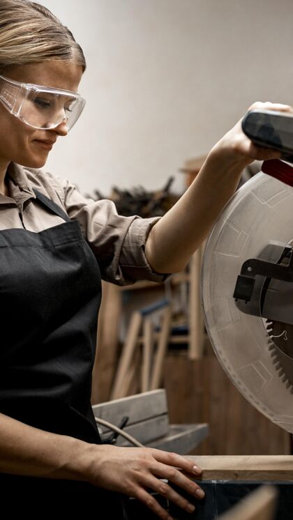 职业带眼镜和工具的女木匠侧视图职业木匠女人