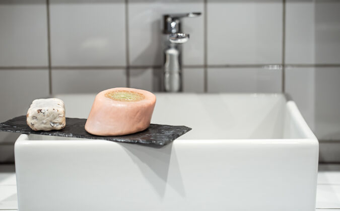 肥皂浴室水槽上的肥皂碎片个人卫生和健康概念化妆品手工水槽