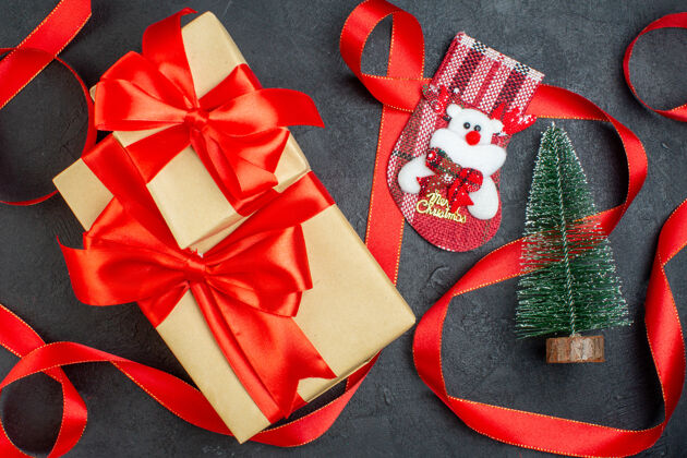 袜子顶视图的美丽礼物xsmas袜子圣诞树在黑暗的背景视图蝴蝶结包