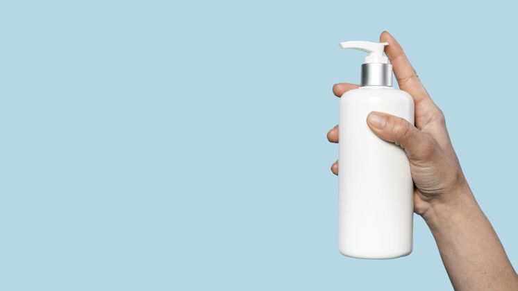 护理一个人拿着一瓶肥皂液 有复印空间小心清洗大流行