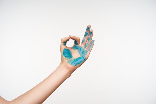 冥想室内画像 年轻女士的手臂涂上蓝色形成纳马斯特标志 而在白色的姿势 沉思与提高手手指站立折叠